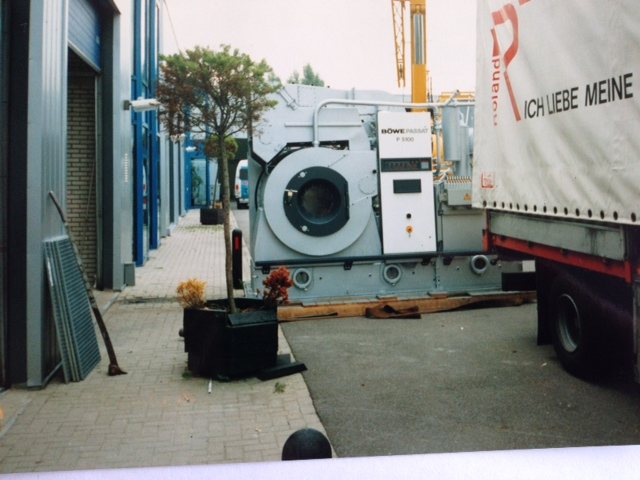 Aflevering van de Böwe P 5100 stomerijmachine in 1994