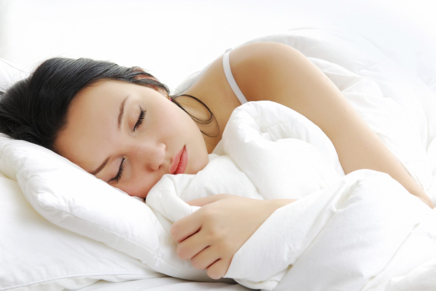 Fris opgemaakt bed met een schoon dekbed