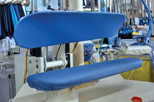 Persmachine in de stomerij